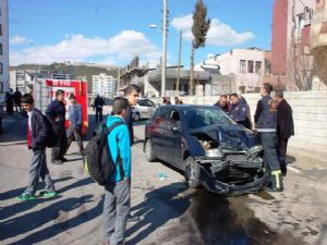 İki Otomobil Çarpıştı; 2 Yaralı