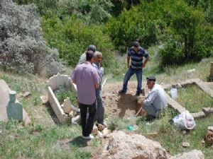30 Yıllık Mezarı Açanlara Polis Müdahale Etti
