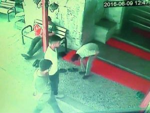 Camide Vatandaşların Ayakkabıları Çalındı