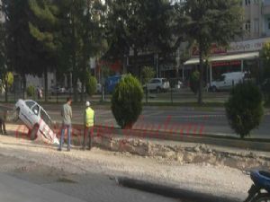 Kazıyı Fark Edemeyen Sürücü Çukura Düştü