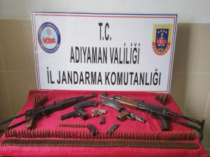 Adıyaman'da Şüpheli Araçtan Silah Ve Tüfek Çıktı