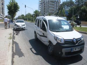 Otomobil İle Hafif Ticari Araç Çarpıştı: 1 Yaralı
