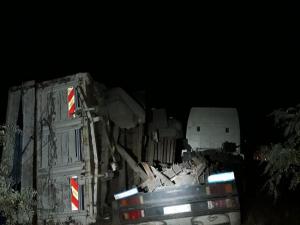 Adıyaman'da Odun Yüklü Kamyon Devrildi