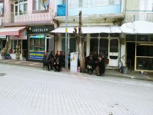 Kıraathanede Vakit Geçiren Vatandaşlar Dışarıda Kaldı