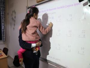 Tek Hayali Protez Bacakla Yağmurda Yürümek