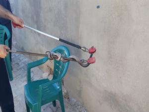 Banyoda yakalanan yılan doğaya bırakıldı