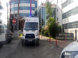 Adliyeden Kaçmaya Çalışan Zanlı Kafasını Cama Çarptı