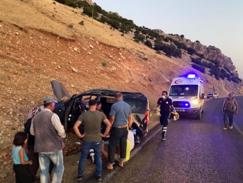 Hafif ticari araç şarampole devrildi: 4 yaralı