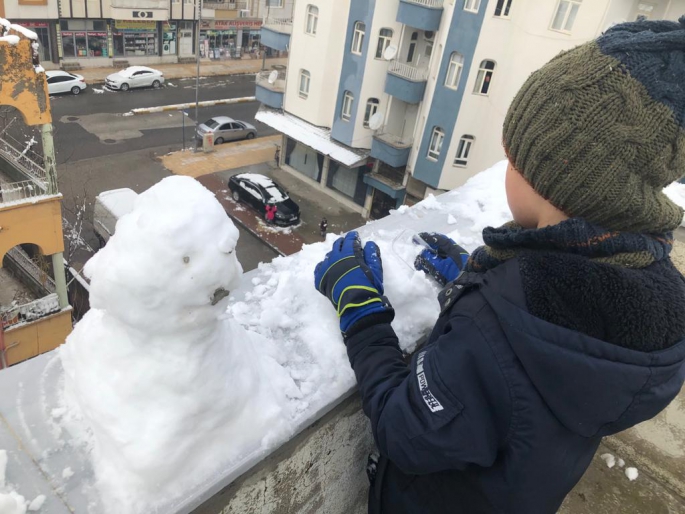 Karda çocuklar doyasıya eğlendiler