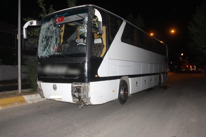 Adıyaman´da işçileri taşıyan otobüs kontrolden çıktı ortalık savaş alanına döndü