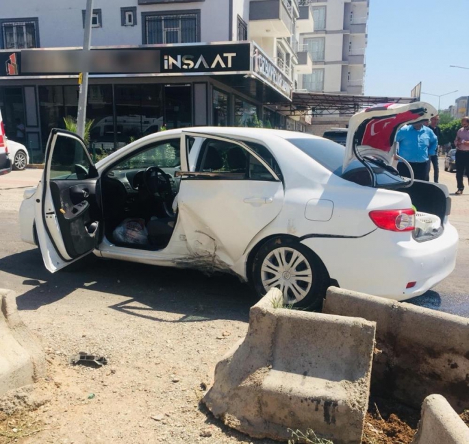 Adıyaman'da İki otomobil çarpıştı: 3 yaralı