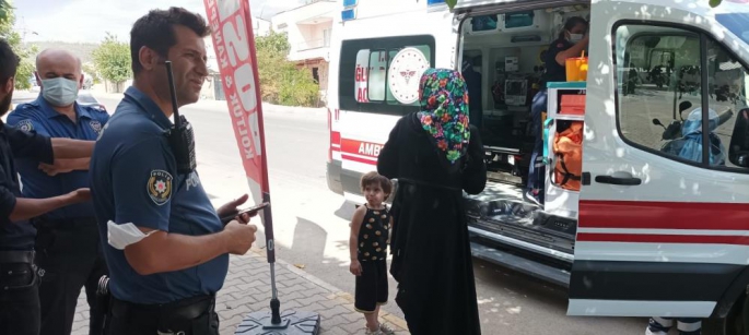 Eteği Zincire Takılan Kadın Çocuğuyla Yola Düştü