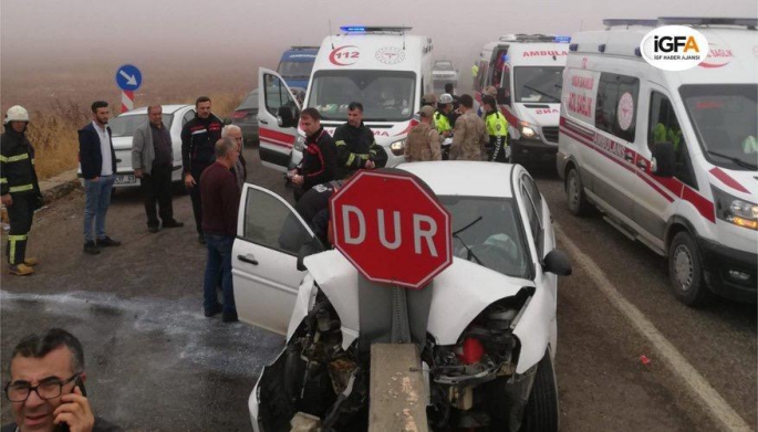 Adıyaman'da otomobil bariyere çarptı 5 yaralı 1 ölü