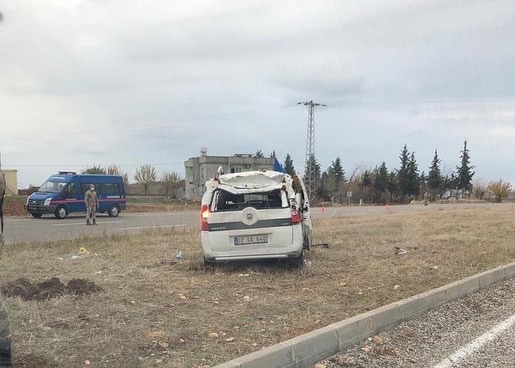 Adıyaman´da hafif ticari araç takla attı: 2´si ağır 5 yaralı