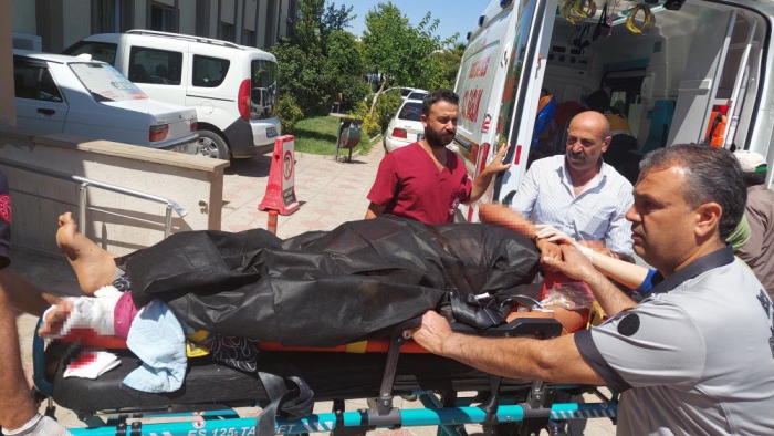 Kahta´da traktör devrildi: 4 yaralı