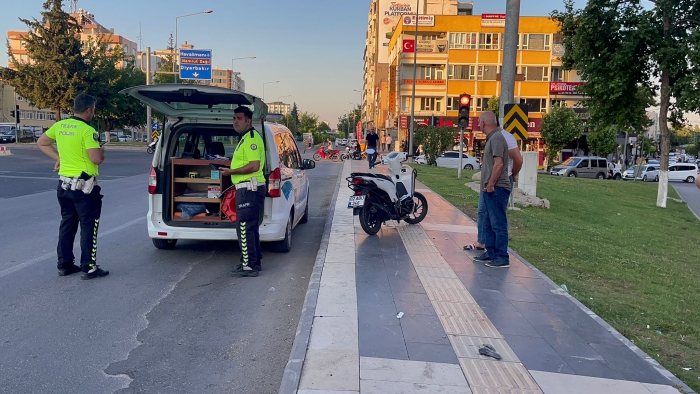 Otomobilin sıkıştırdığı motosiklet sürücüsü kaza yaptı 2 yaralı