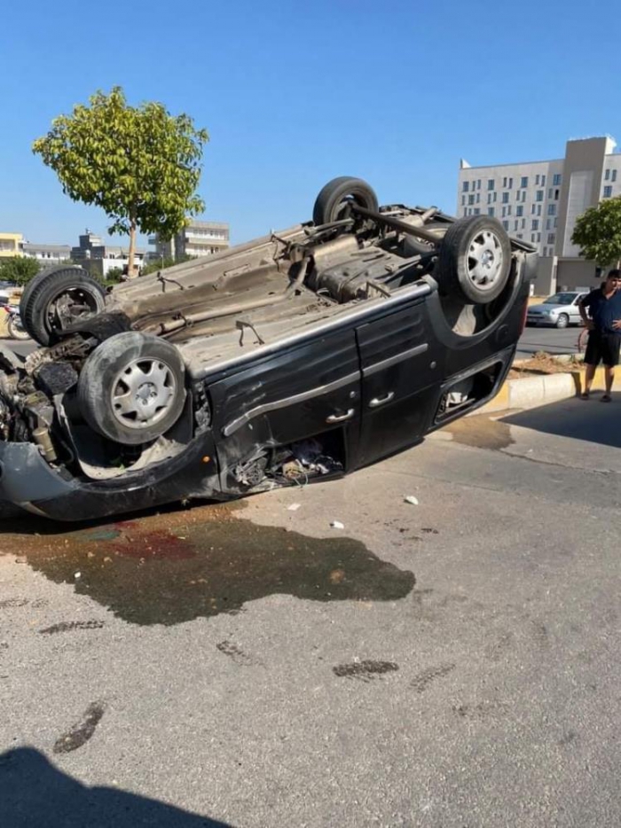 Adıyaman’da Hafif ticari araç refüje çarptı: 2 yaralı