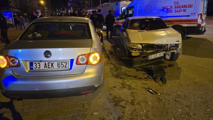 Adıyamanda iki otomobil çarpıştı: 12 yaralı
