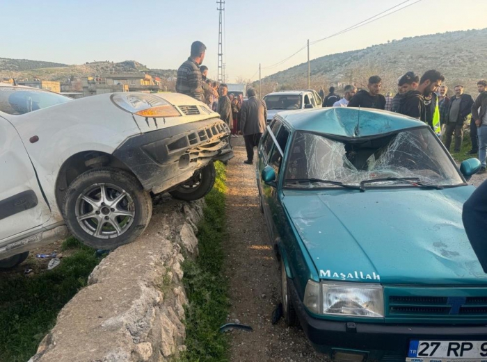 Hafif ticari araç ile otomobil çarpıştı: 1 yaralı