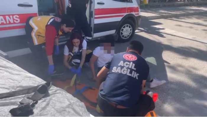 Ambulansa yol vermek istedi kaza yaptı