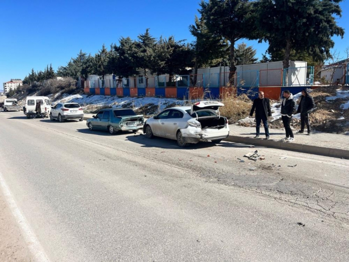 Adıyamanda zincirleme trafik kazasında 1 kişi yaralandı