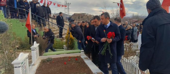 CHP Genel Başkanı Özel, deprem şehitliğini ziyaret etti