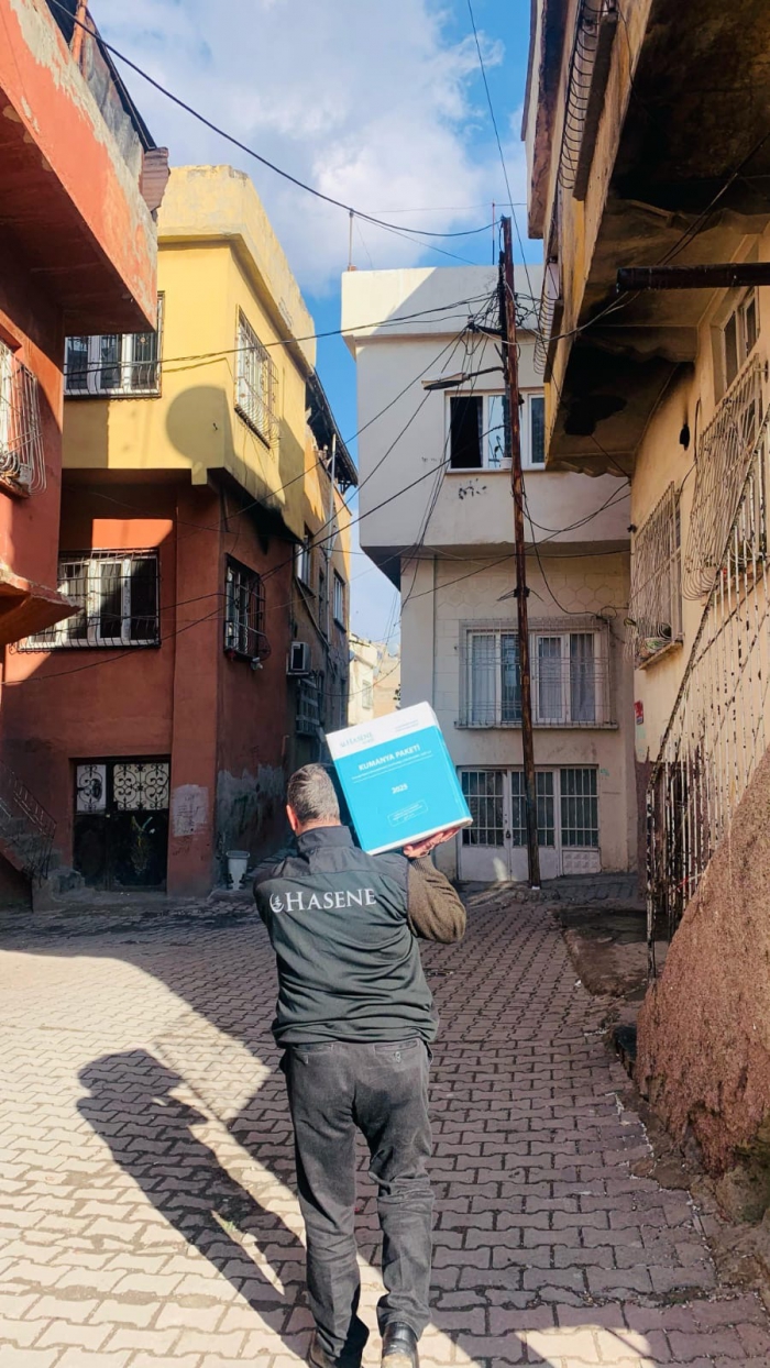 Hasene Vakfı, Adıyaman‘da Kumanyalarını İhtiyaç Sahiplerine Ulaştırıyor