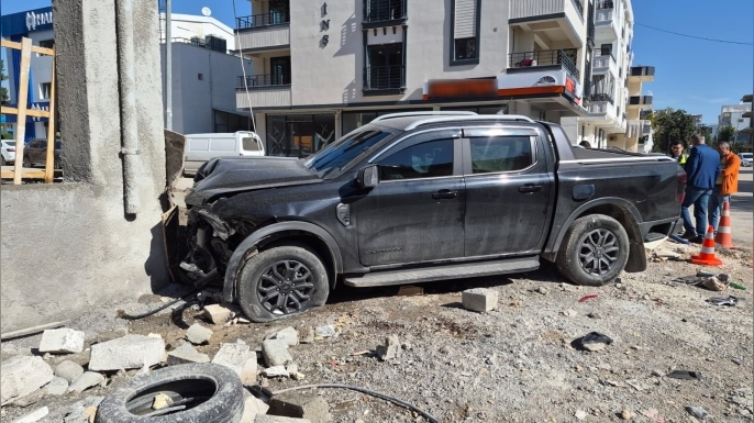 Otomobil ile kamyonet çarpıştı: 1’i ağır 2 yaralı
