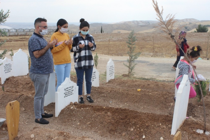 Adıyaman'da Mezarlıkta kandil yoğunluğu