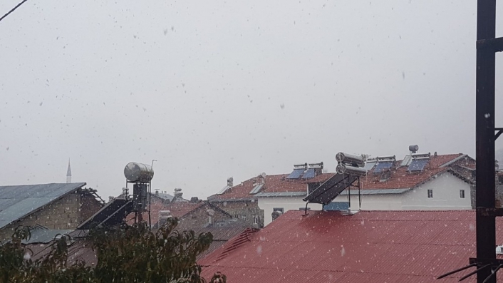 Çelikhan ilçesinde kar yağışı başladı