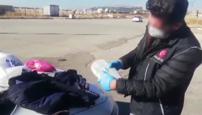 Uyuşturucuları saklamak için montlarına gizli bölmeler yaptırmışlar