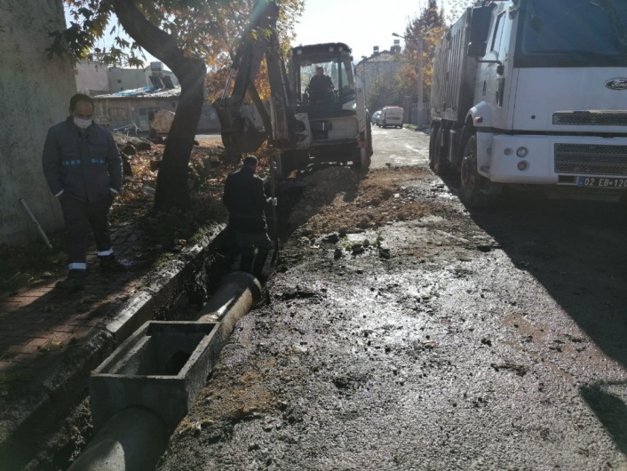 Gölbaşı Belediyesi İnönü Caddesine yağmur suyu borusu döşedi
