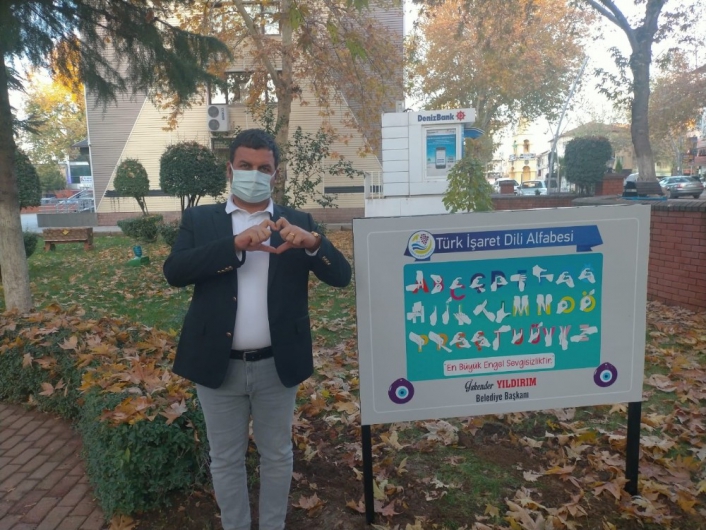 Gölbaşı ilçesinin belirli bölgelerine işaret dili tabelası yerleştirdi