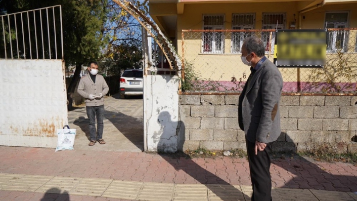 Korona virüse yakalanan personelle gıda paketi