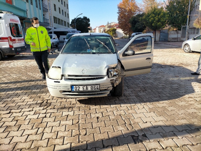 Otomobil ile hafif ticari araç çarpıştı: 1 yaralı