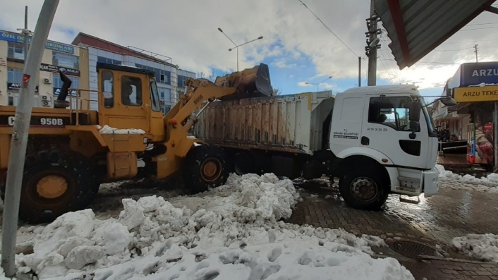 Gölbaşı Belediyesinin kar temizleme çalışmaları sürüyor