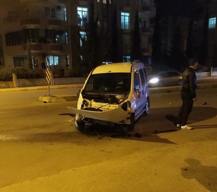 Kamyonet ile hafif ticari araç çarpıştı: 2 yaralı