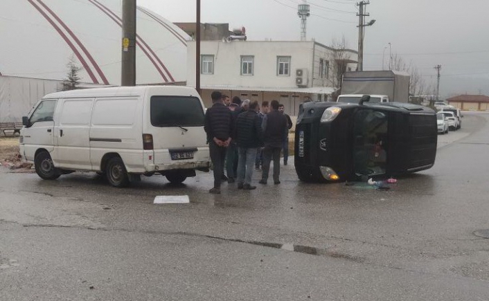 Midibüs ile çarpışan hafif ticari araç devrildi: 1 yaralı