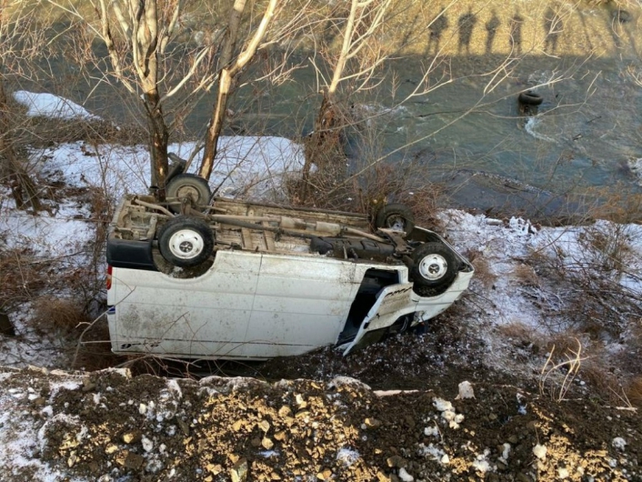 Minibüs dere yatağına yuvarlandı: 1 yaralı