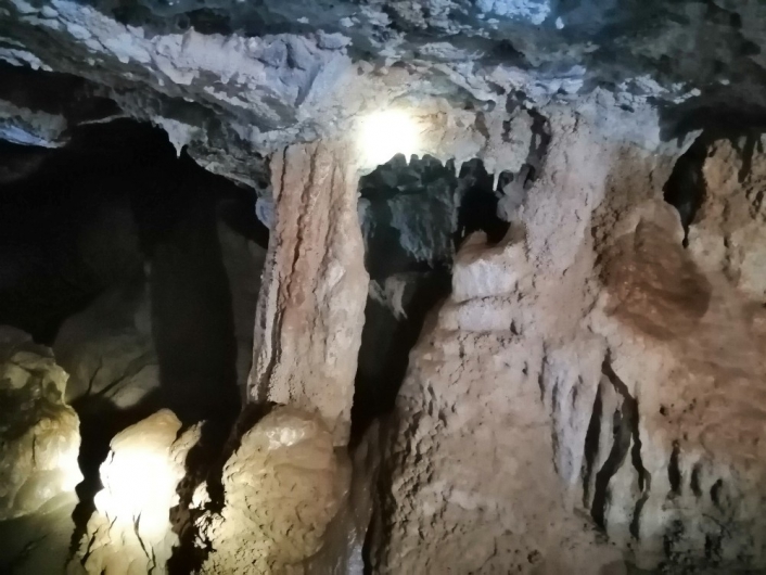 Önce halatlarla tırmandılar sonra sürünerek mağaraya girebildiler