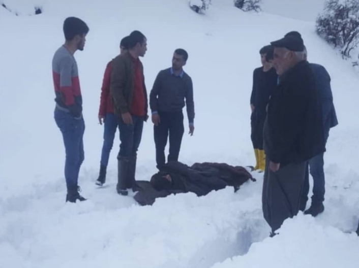 Traktör karlı yolda şarampole yuvarlandı: 3 yaralı