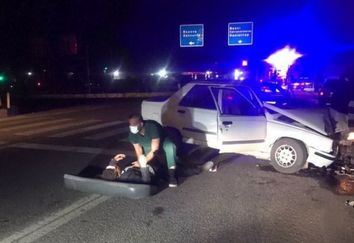 Otomobil direğe çarptı: 3 Yaralı