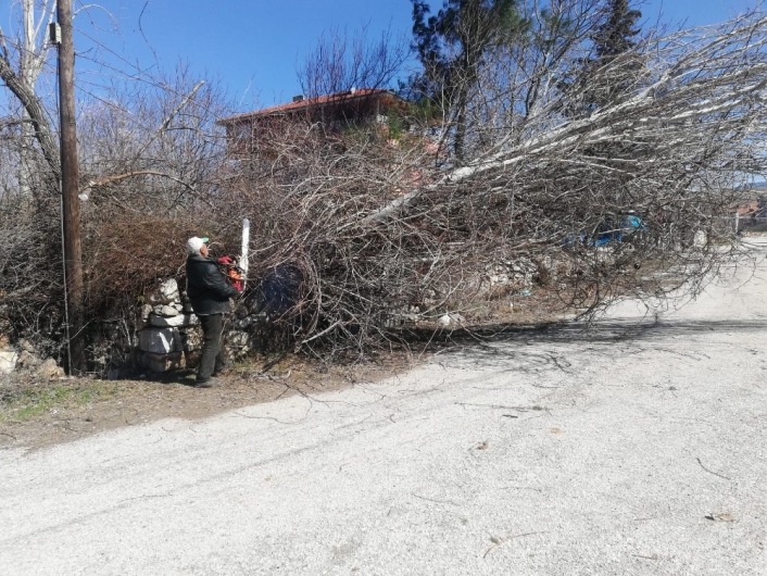Gölbaşı ilçesinde çatılar uçtu, ağaçlar devrildi