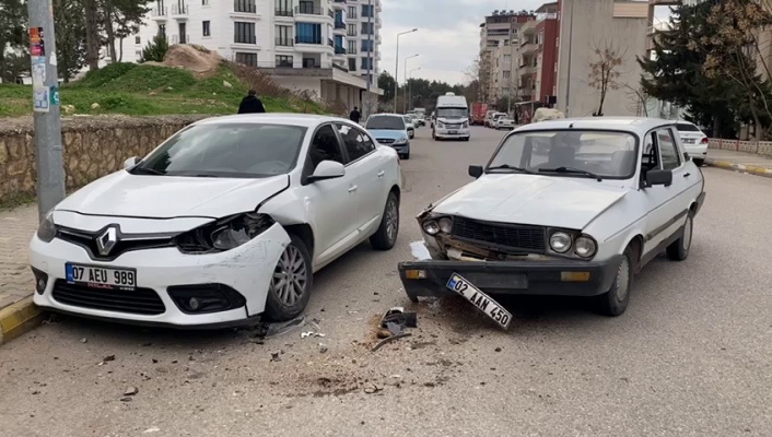 Otomobil park halindeki araca çarptı: 1 yaralı