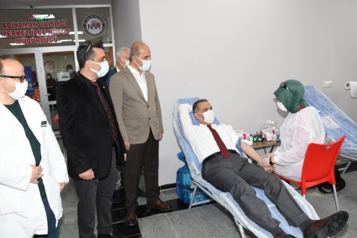 Vali Çuhadar ve yardımcıları kan bağışında bulundu