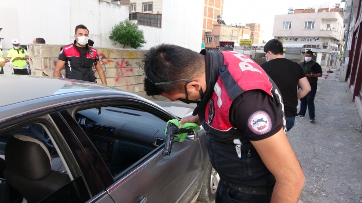 Otomobil arıza yapınca polislerden kaçamadılar