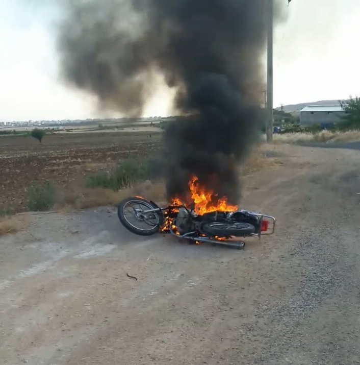 144 TL cezaya kızıp motorunu ateşe verdi