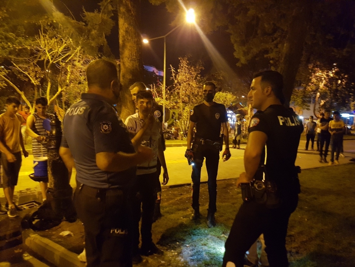Adıyaman’da Ayağını üst üste atma kavgası: 2 yaralı