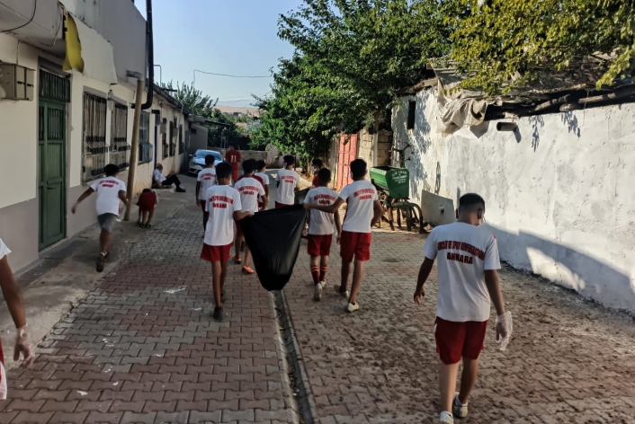 Sokak ve caddeleri sporcular temizledi