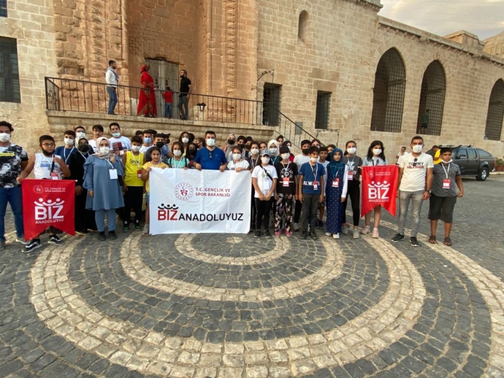 Adıyamanlı öğrenciler Mardin´in tarihi yerlerini geziyor